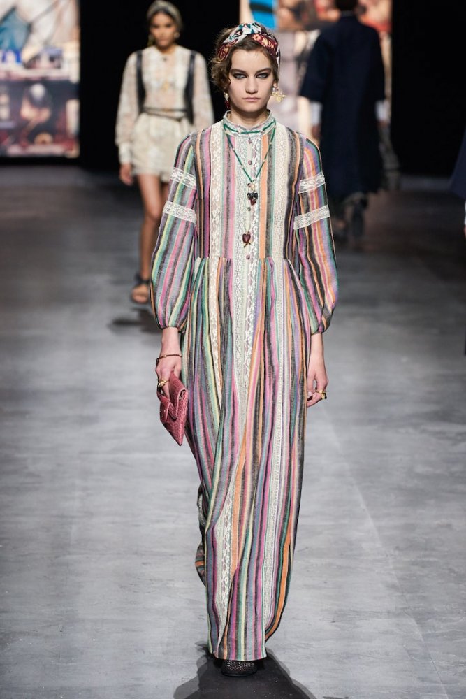 أسلوب مناسب لرمضان بفستان طويل بألوان جذابة من Christian Dior 