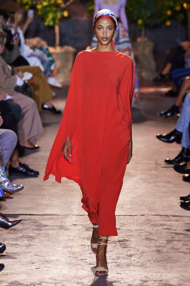 لاطلالة حيوية ومحتشمة اخترنا لك فستان أحمر أنيق من تصميم Etro 