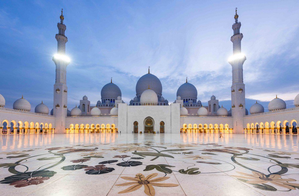 مسجد الشيخ زايد الكبير أحد أبرز مساجد الإمارات
