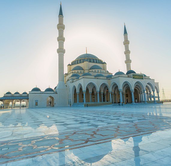  مسجد الشارقة الكبير.. صرح إسلامي مميز في قلب عاصمة الثقافة الإسلامية