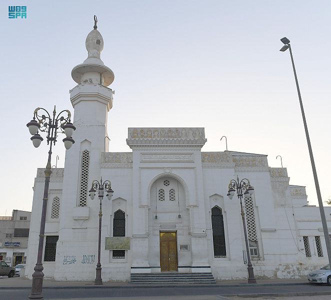 اللون الأبيض يزين مسجد التوبة