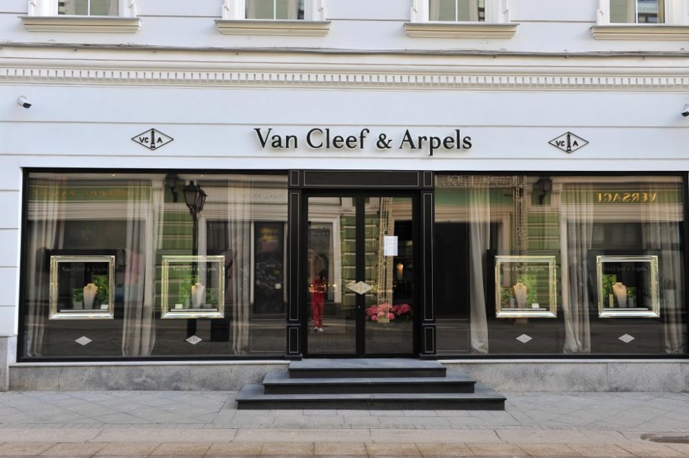 متجر علامة فان كليف اند آربلز Van Cleef & Arpels