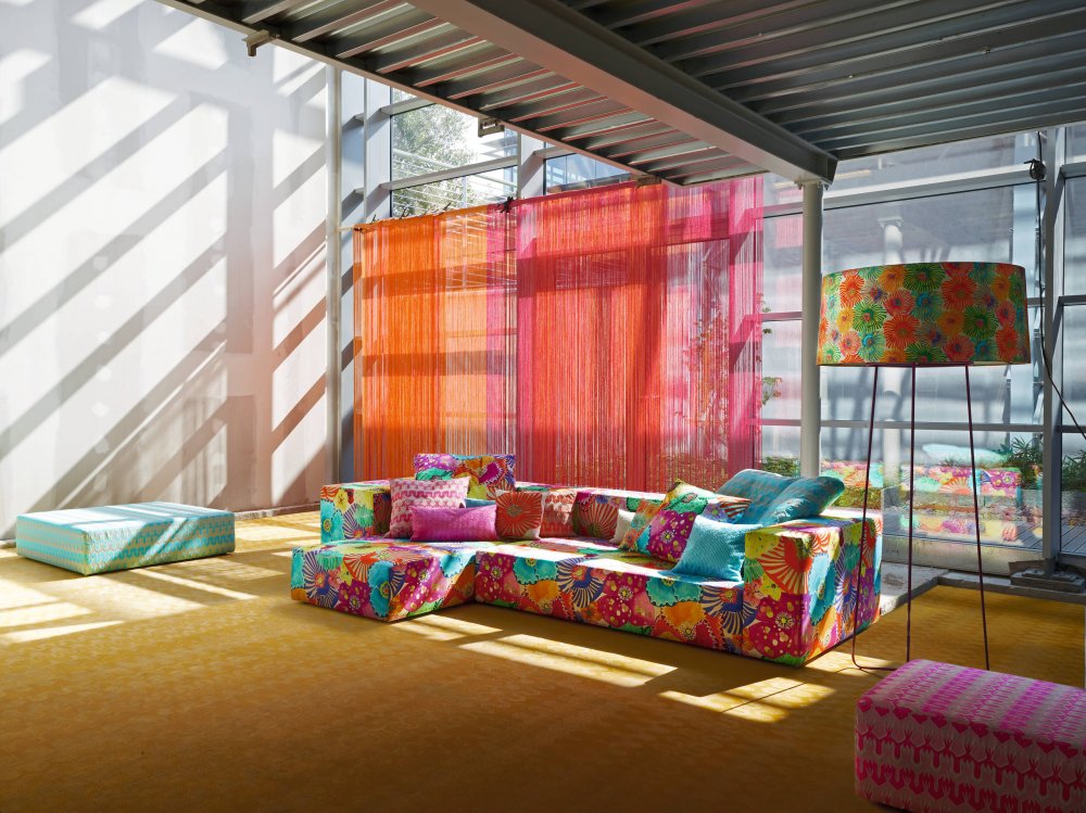 قماش ميسوني missoni بألوان مبهجة لديكور غرفة معيشة مودرن