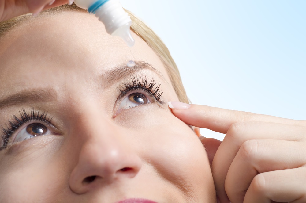 استخدام قطرات العين يساعد في علاج جفاف العين