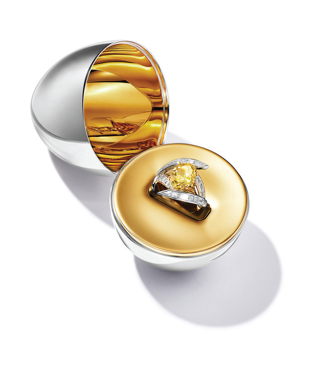 خاتم من الذهب الأصفر والبلاتين، مرصع بماسة صفراء يفوق وزنها 5 قراريط ونحو قيراطين من الماس. أما الآنية فمصنوعة من الذهب الأصفر والفضة
