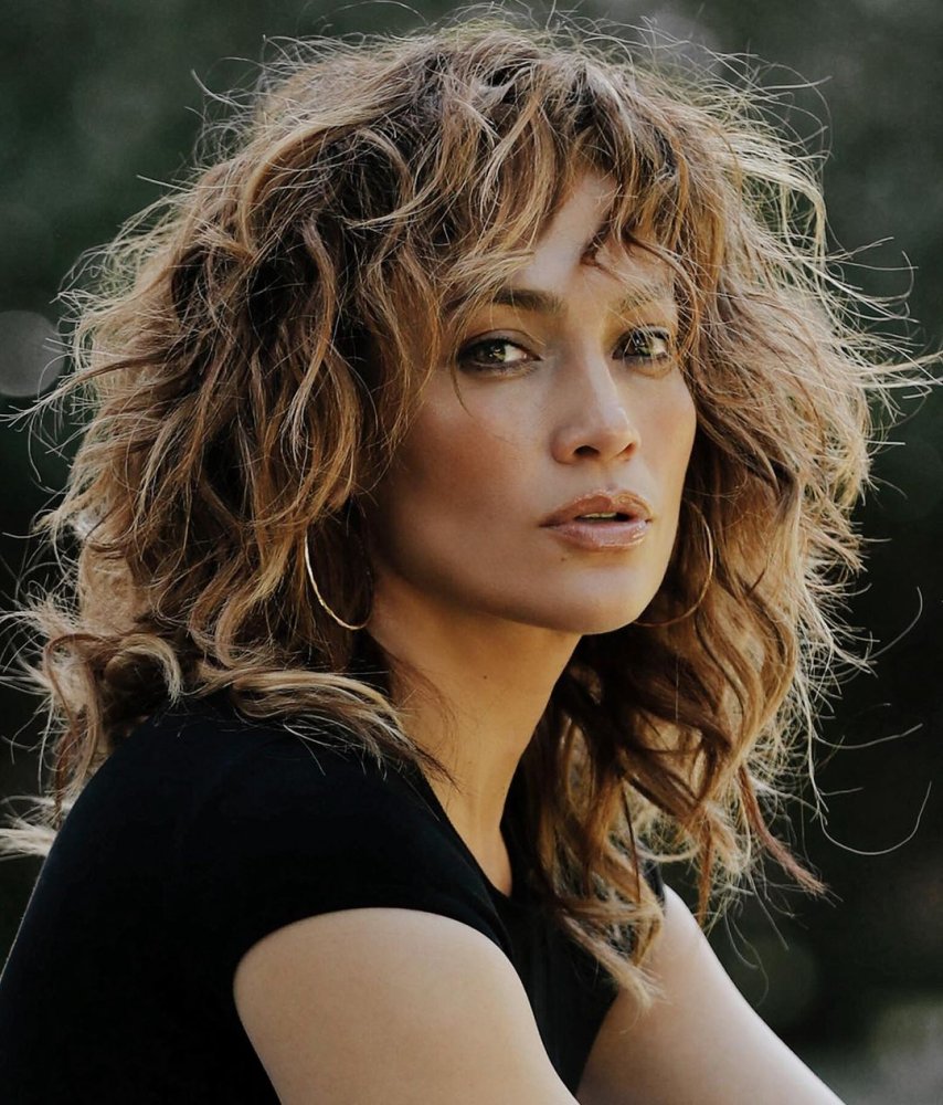 تسريحات شعر كاريه غير مستقيمة من وحي Jennifer Lopez