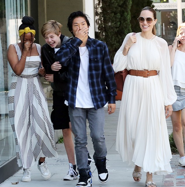 تألقت أنجلينا جولي Angelina Jolie بموضة الفستان الواسع باللون الأبيض برفقة أولادها