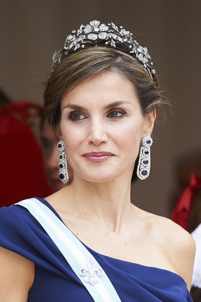  الملكة ليتيزيا ترتدي أقراط الماس والياقوت الأزرق