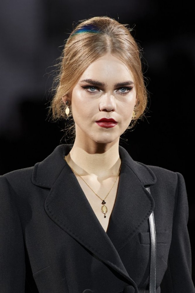 تسريحات شعر مرفوعة ناعمة تناسب المرأة العاملة من Dolce&Gabbana
