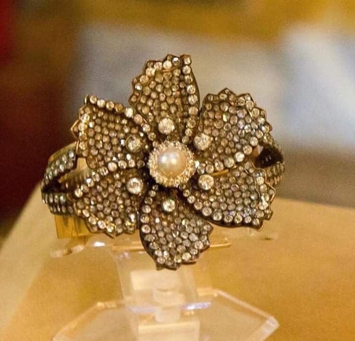 بروش من مجموعة المجوهرات الخاصة بالأميرة فوزيه المعروضة في متحف المجوهرات الملكية في الأسكندرية