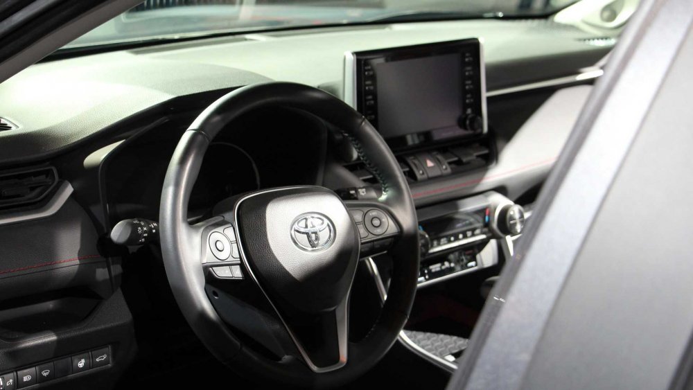 أنظمة أمان وحساسات للمسافات في سيارة تويوتا الجديدة