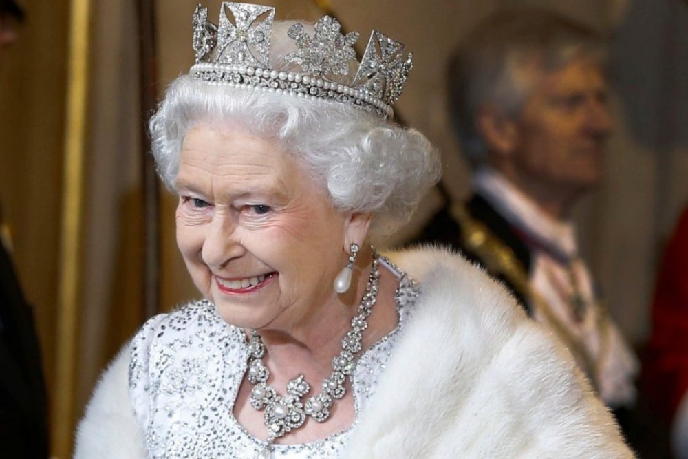 الملكة إليزابيث ترتدي تاج "The State Diadem"