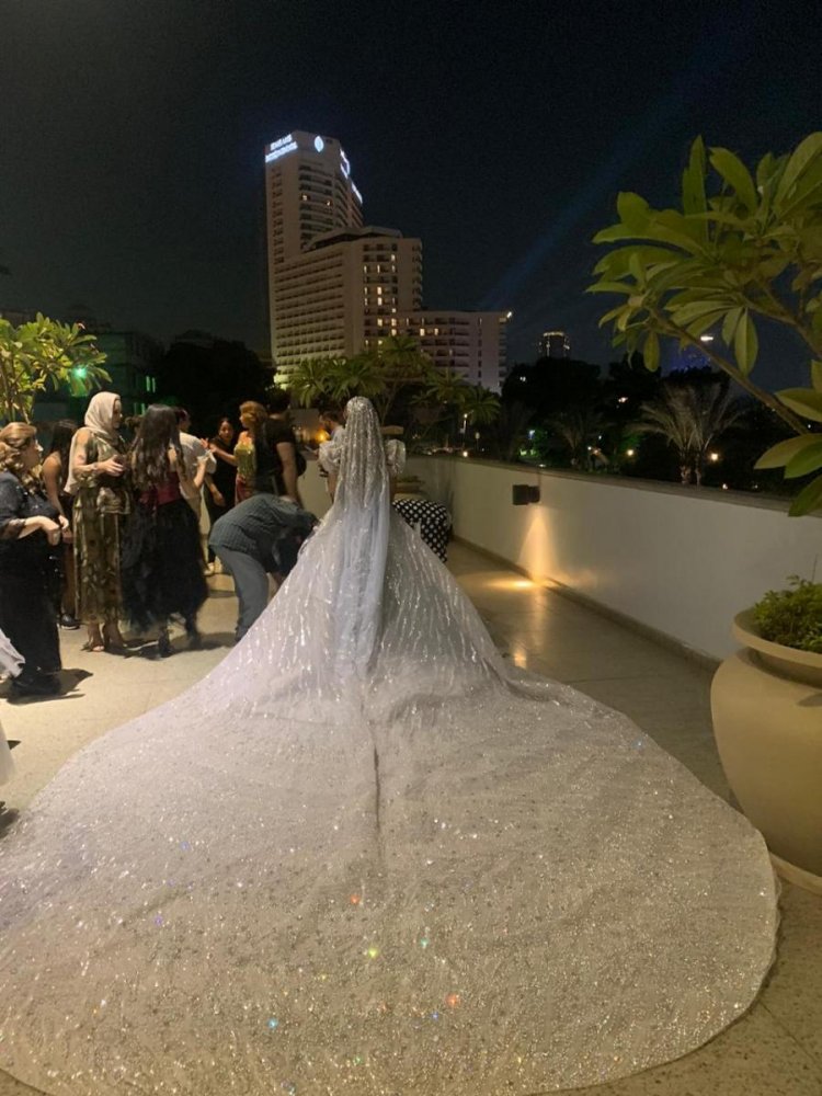 ذيل فستان الزفاف للعروس منة جاب الله