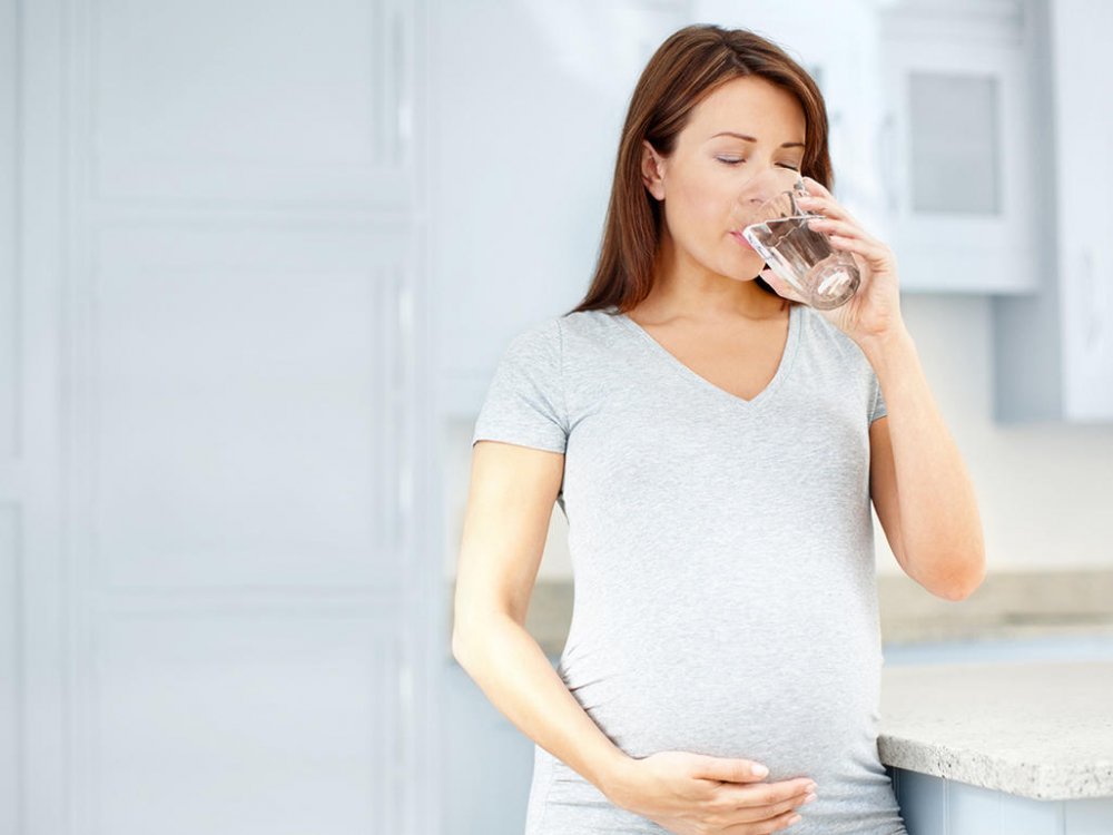 ينصح الحامل تناول كميات كبيرة من الماء لتنظيم إفراز الدهون المتسببة في ظهور حب الشباب خلال شهور الحمل