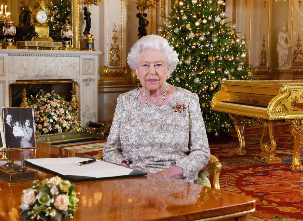 المناسبة التي استعانت بها ملكة بريطانيا بخبيرة مكياج