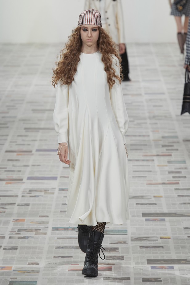 دار Christian Dior قدّمت ضمن مجموعتها الفستان الأبيض الميدي ذات التصميم البسيط