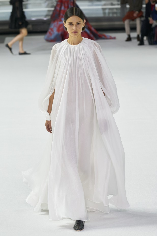 صممت دار Carolina Herrera الفستان الطويل الإنسيابي