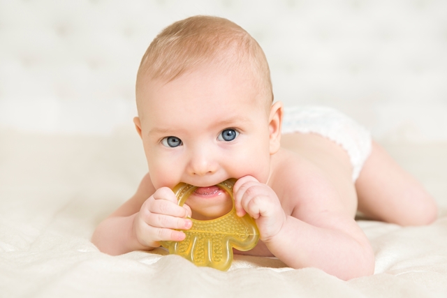 نصائح طبية لتخفيف آلام التسنين عند الطفل الرضيع