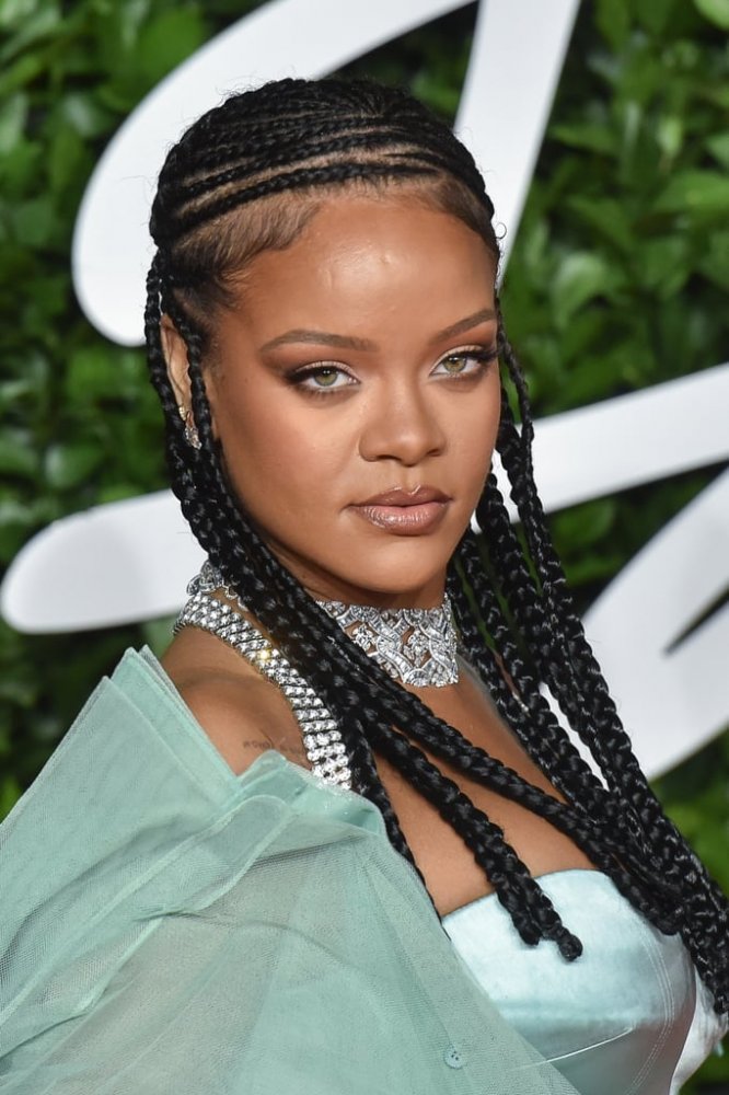  ريهانا Rihanna تختار مكياج برونزي مات مع تسريحات شعر الضفائر الصغيرة