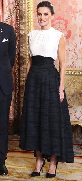 ليتيزيا ملكة إسبانيا تختار التنورة الطويلة