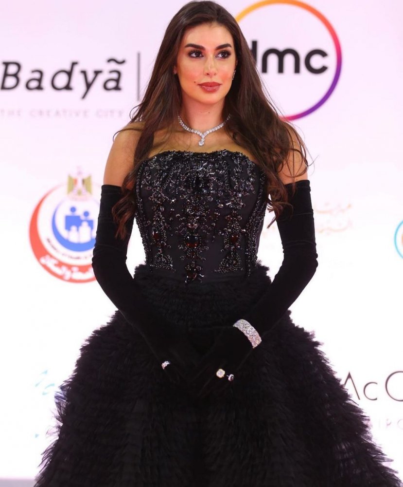 اطلالة ياسمين صبري بفستان أسود مع القفازات المخملية الطويلة