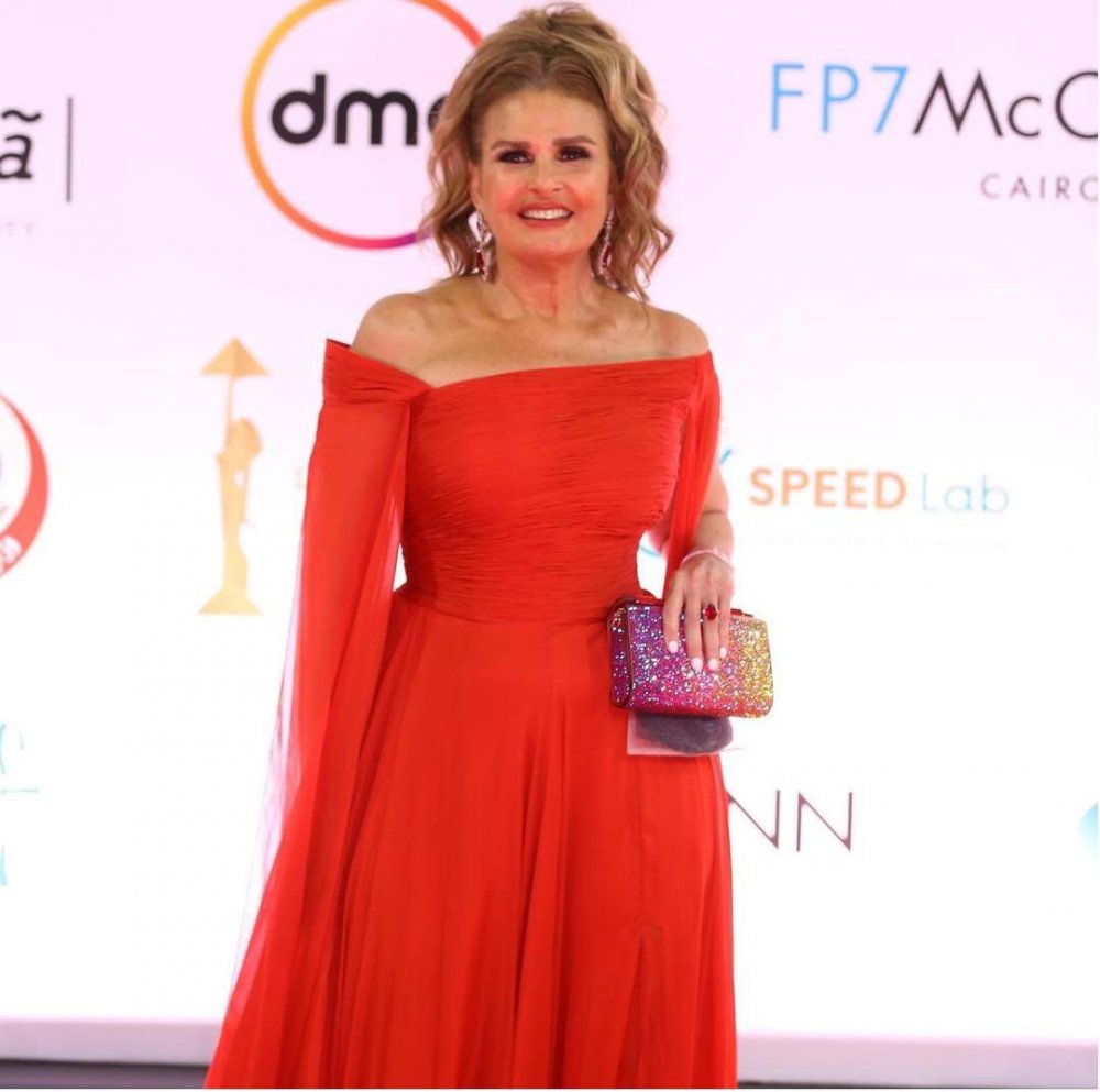 اطلالة يسرا بفستان احمر مبهر في افتتاح مهرجان القاهرة السينمائي الدولي الـ 42