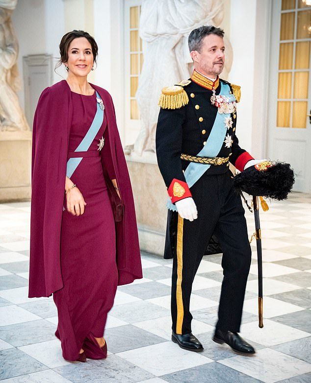 أميرة الدنمارك بدت بكامل أناقتها بفستان طويل عانق قوامها بشكل مثالي