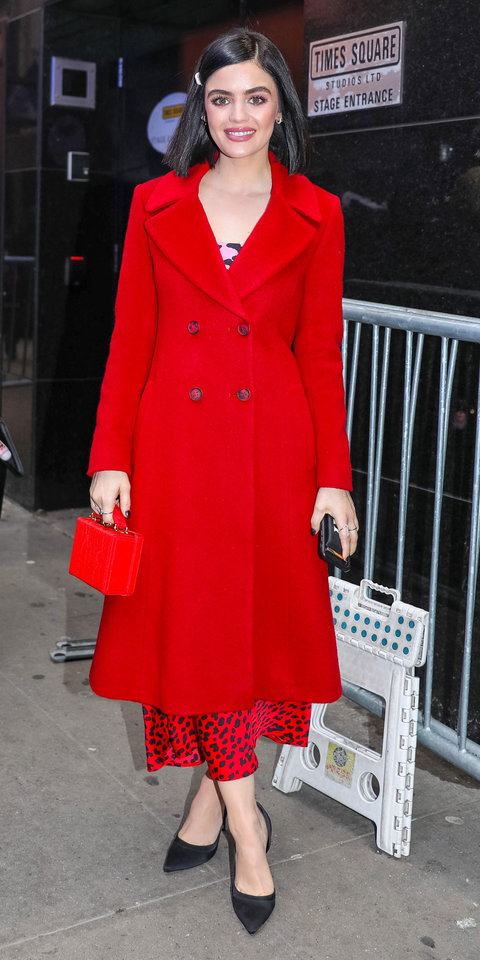  معطف أحمر طويل ارتدته Lucy Hale مع الفستان المزخرف بنفشات جلد الحيوان