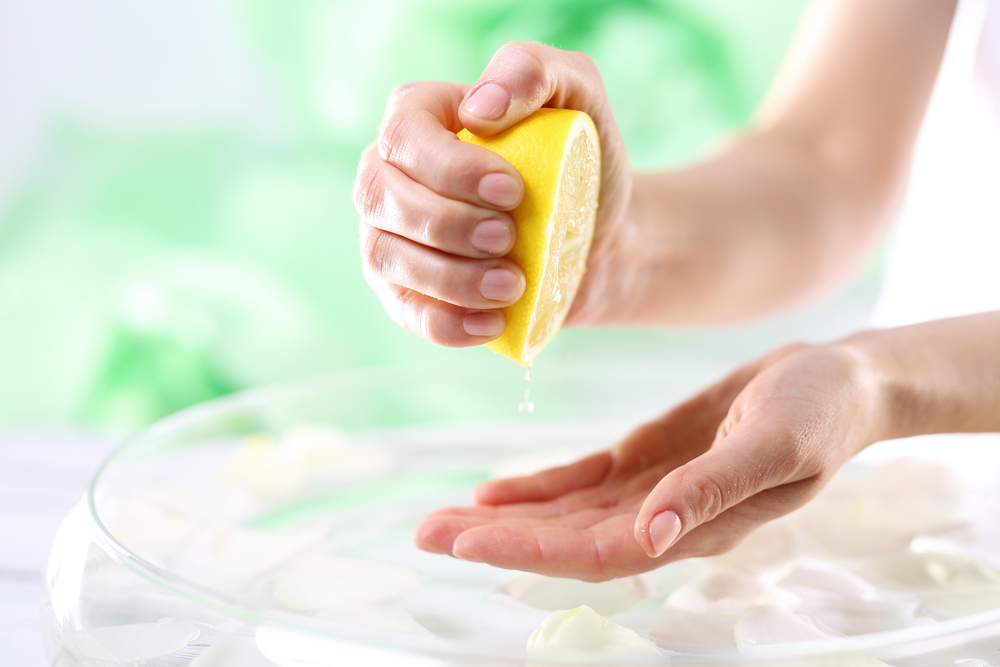 الليمون والعسل مع السكر يساعدان يديك المتشققة