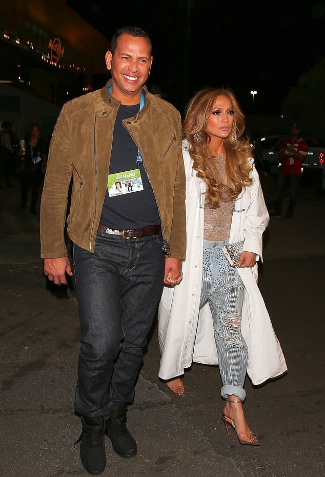 جنيفر لوبيز Jennifer Lopez بموضة الجينز الواسع البراق مع المعطف الابيض