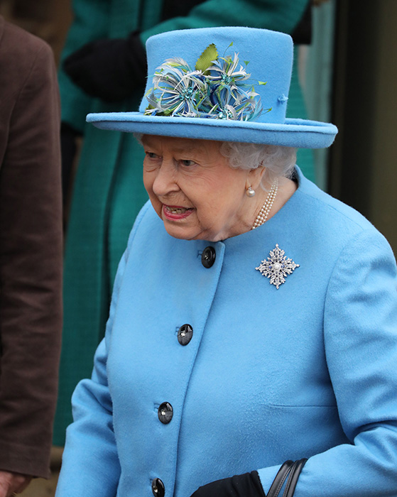 ملكة بريطانيا ارتدت بروش مرصع بالياقوت الأزرق