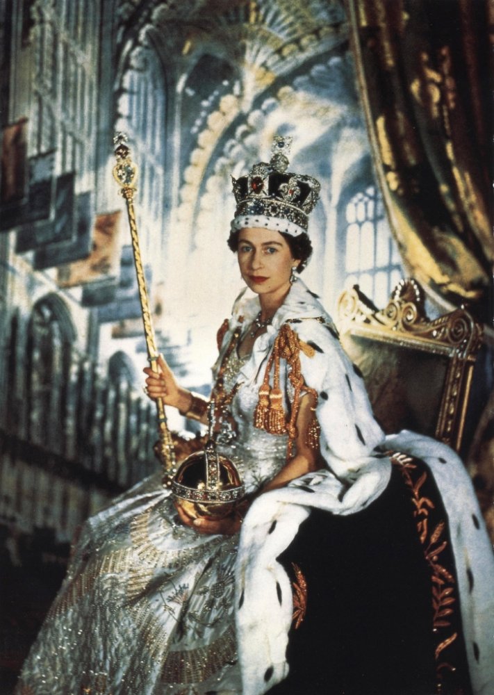 الملكة إليزابيث الثانية ترتدي التاج الإمبراطوري