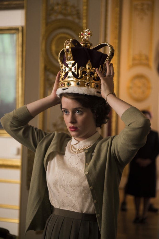 الممثلة كلير فوي ترتدي التاج الإمبراطوري في مسلسل The Crown