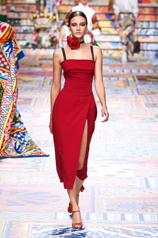  فستان ميدي جذاب وشبابي باللون الأحمر من تصميم Dolce & Gabbana