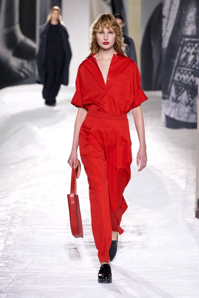  الجمبسوت الرائج والشبابي باللون الأحمر الجذاب من Hermès