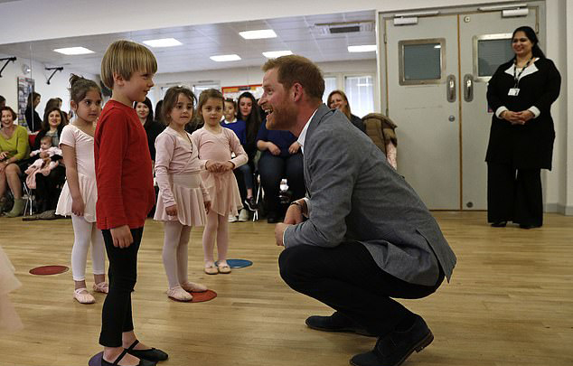 الأمير هاري يمازح الأطفال الصغار في لندن