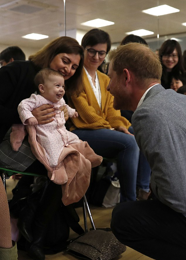 الأمير هاري يحاول إضحاك طفلة رضيعة