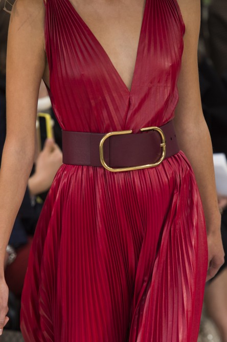 حزام يسلّط الضوء على الخصر مهما كان الفستان من Valentino