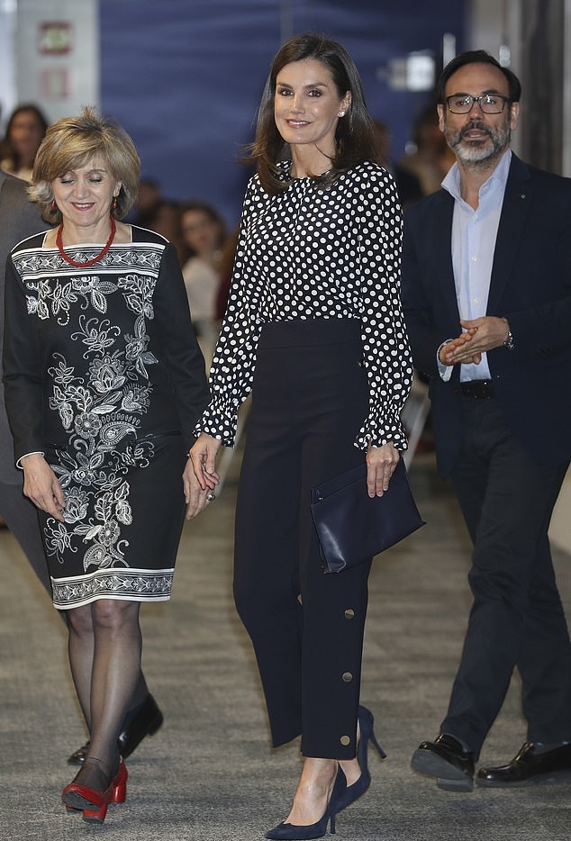 إطلالات ليتيزيا ملكة إسبانيا بموضة البولكا دوتس مع البنطلون الأسود