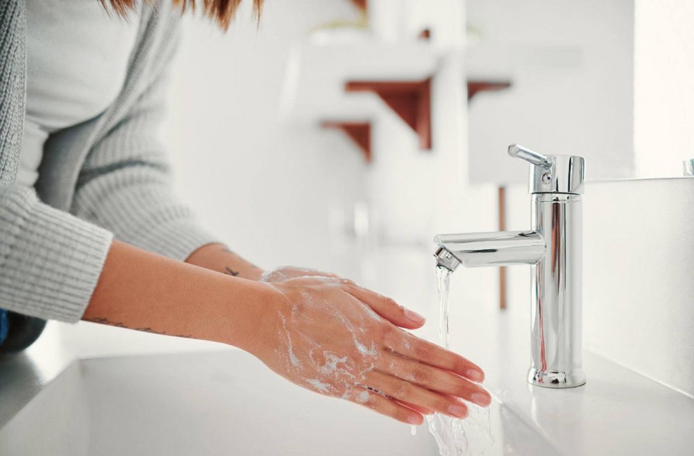 العناية بغسل اليدين وتعقيمهما جيداً لتجنب الاصابة بكورونا في رمضان