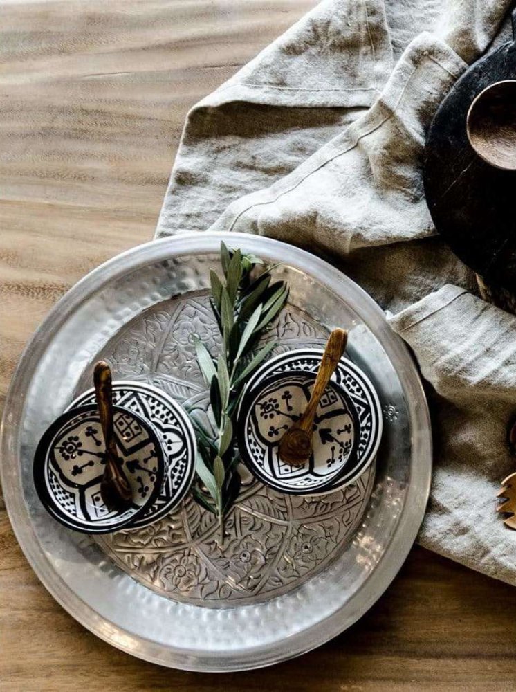 صواني من الفضة بنقشات شرقية لديكورات رمضانية