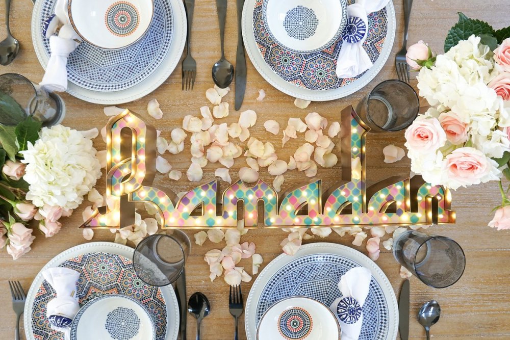 ديكورات احتفالية لمائدة رمضانية بأضواء وأوراق زهور مجففة