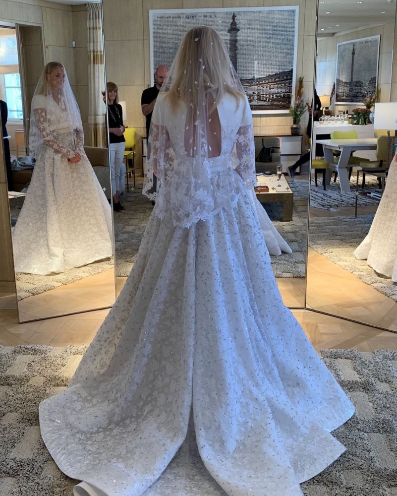 صوفي تيرنر في فستان زفاف من Louis Vuitton