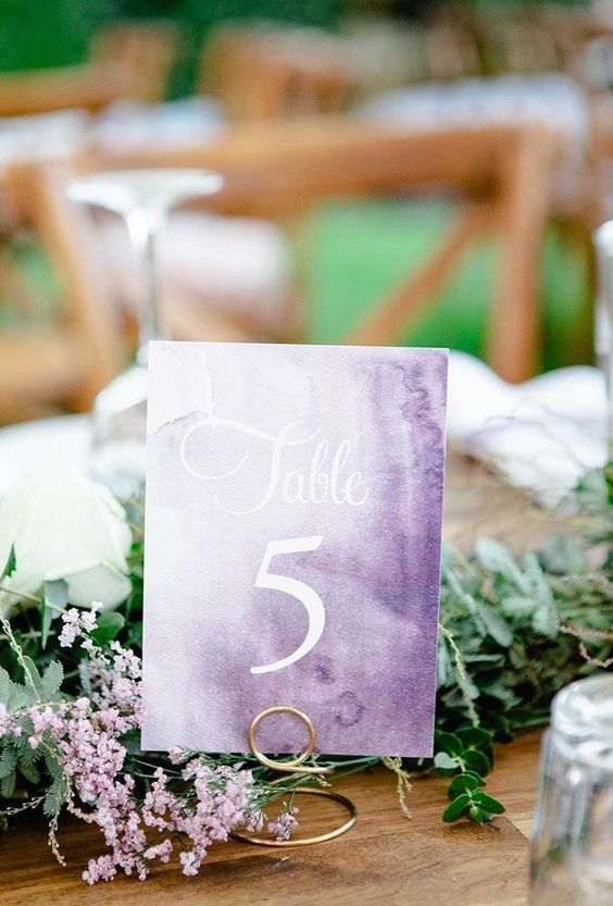  كيفية تنسيق زهرة الخزامى في وسط طاولات الزفاف