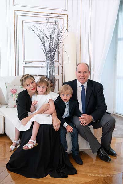صور رسمية للعائلة الأميرية