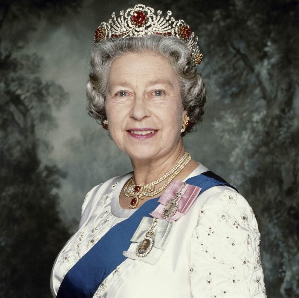 الملكة إليزابيث الثانية تتألق بتاج "The Burmese Ruby Tiara" المزين بحجر الروبي