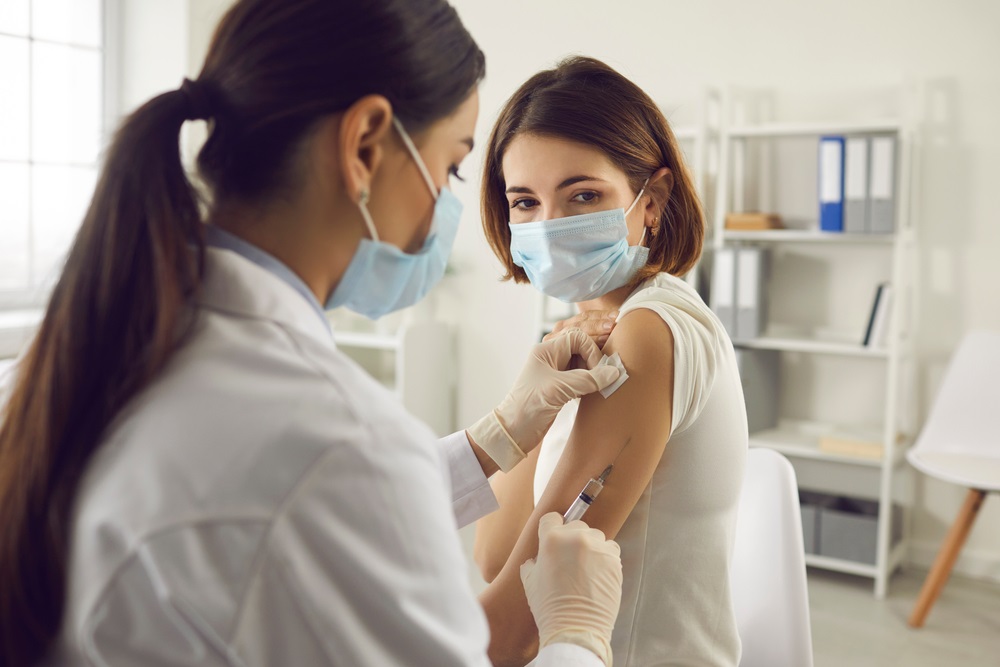اللقاحات فعالة في الوقاية من متحور فيروس كورونا السلالة الجديدة دلتا بلس