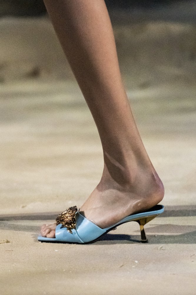 لوغو دار Versace الشهير زيّن الحذاء الأزرق بالكعب المنخفض