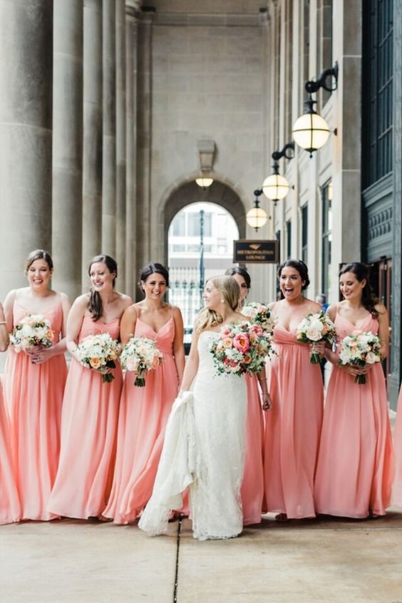 فساتين شقيقات العروس و صديقاتها في ثيم زفاف باللون المشمشي