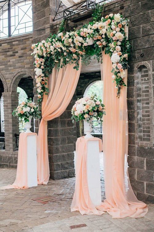 كيفية تزيين مدخل حفل الزفاف باللون المشمشي.